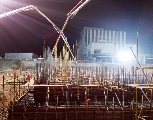 混凝土输送泵车浇筑现场 - 中国能建湖南省火电建设公司:文昌项目垃圾库底板混凝土浇筑完成 混凝土输送泵车浇筑现场 - 中国能建湖南省火电建设公司:文昌项目垃圾库底板混凝土浇筑完成