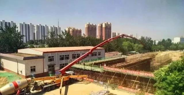 三一重工泵车、混凝土搅拌运输车浇筑现场 - 秀兰商砼集团鲁岗污水处理厂关键部位混凝土浇筑完成 三一重工泵车、混凝土搅拌运输车浇筑现场 - 秀兰商砼集团鲁岗污水处理厂关键部位混凝土浇筑完成