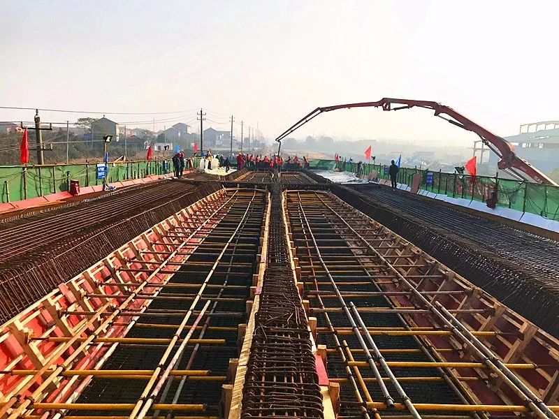 荊州市城北快速路項目新港大道跨線橋現澆箱梁首方混凝土澆築完成