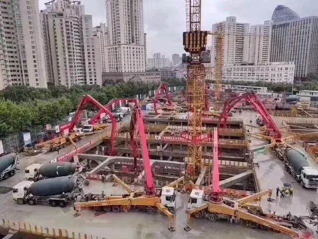 三一重工泵车、混凝土搅拌运输车浇筑现场 - 三一集团有限公司:三一“泵王”助力浦西第一高楼建设 三一重工泵车、混凝土搅拌运输车浇筑现场 - 三一集团有限公司:三一“泵王”助力浦西第一高楼建设