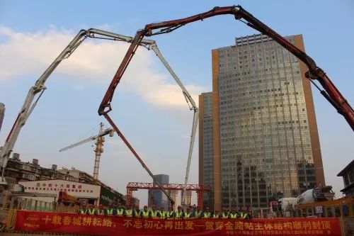 混凝土输送泵车、混凝土搅拌运输车浇筑现场 - 中铁十六局轨道公司昆明轨道交通5号线穿金路站主体结构顺利封顶 混凝土输送泵车、混凝土搅拌运输车浇筑现场 - 中铁十六局轨道公司昆明轨道交通5号线穿金路站主体结构顺利封顶