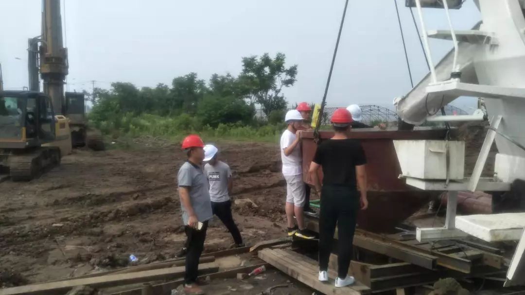 混凝土搅拌运输车浇筑现场 - 北京中铁诚业:南沿江城际铁路监理2标首桩混凝土浇筑完成 混凝土搅拌运输车浇筑现场 - 北京中铁诚业:南沿江城际铁路监理2标首桩混凝土浇筑完成
