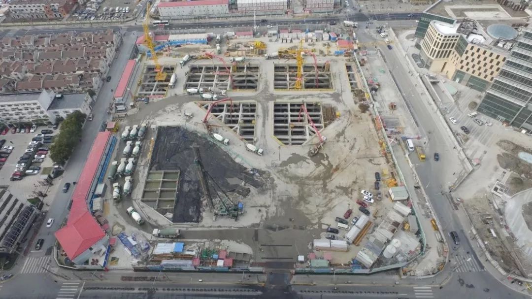 三一重工泵车、混凝土搅拌车浇筑现场 - 提篮桥街道(89#地块、上实中心项目)A区底板最后一次大体积砼浇筑收官 三一重工泵车、混凝土搅拌车浇筑现场 - 提篮桥街道(89#地块、上实中心项目)A区底板最后一次大体积砼浇筑收官