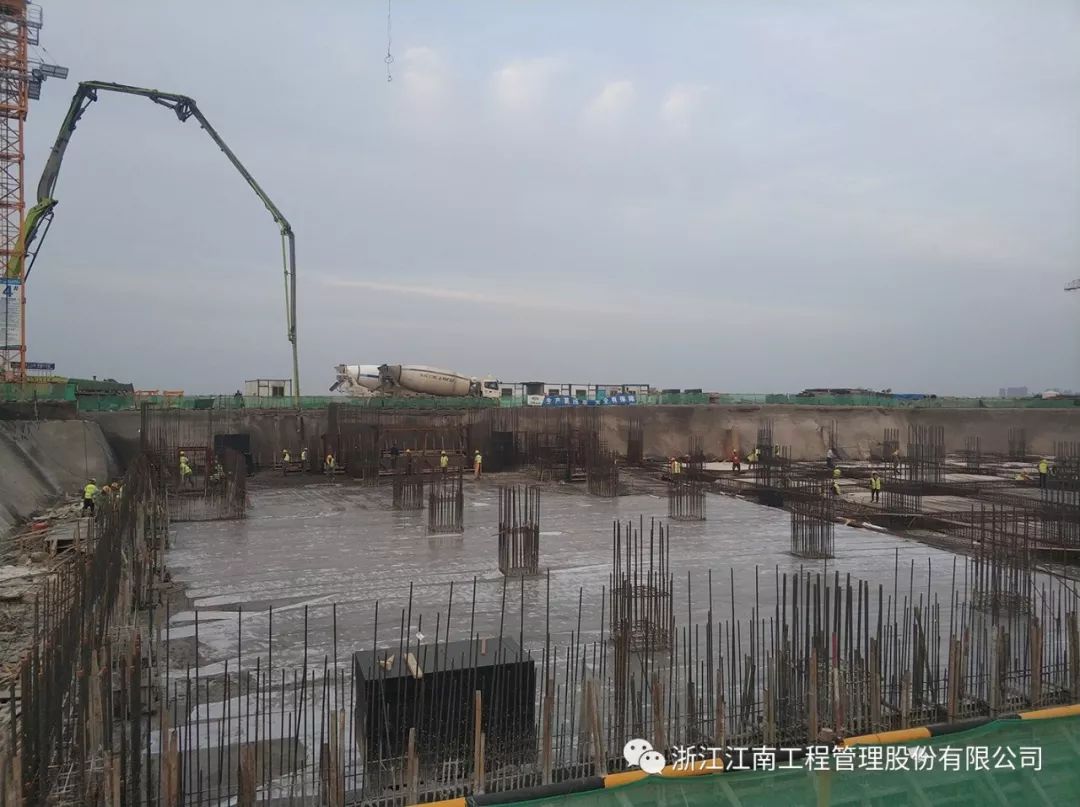 中联重科泵车、混凝土搅拌运输车浇筑现场 - 浙江江南工程管理公司:滁州奥体中心首块底板混凝土浇筑完成 中联重科泵车、混凝土搅拌运输车浇筑现场 - 浙江江南工程管理公司:滁州奥体中心首块底板混凝土浇筑完成