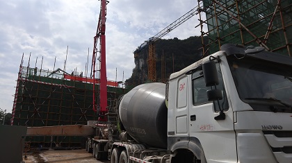 混凝土泵车,混凝土搅拌车浇筑现场 - 中建五局土木公司:柳州公共交通