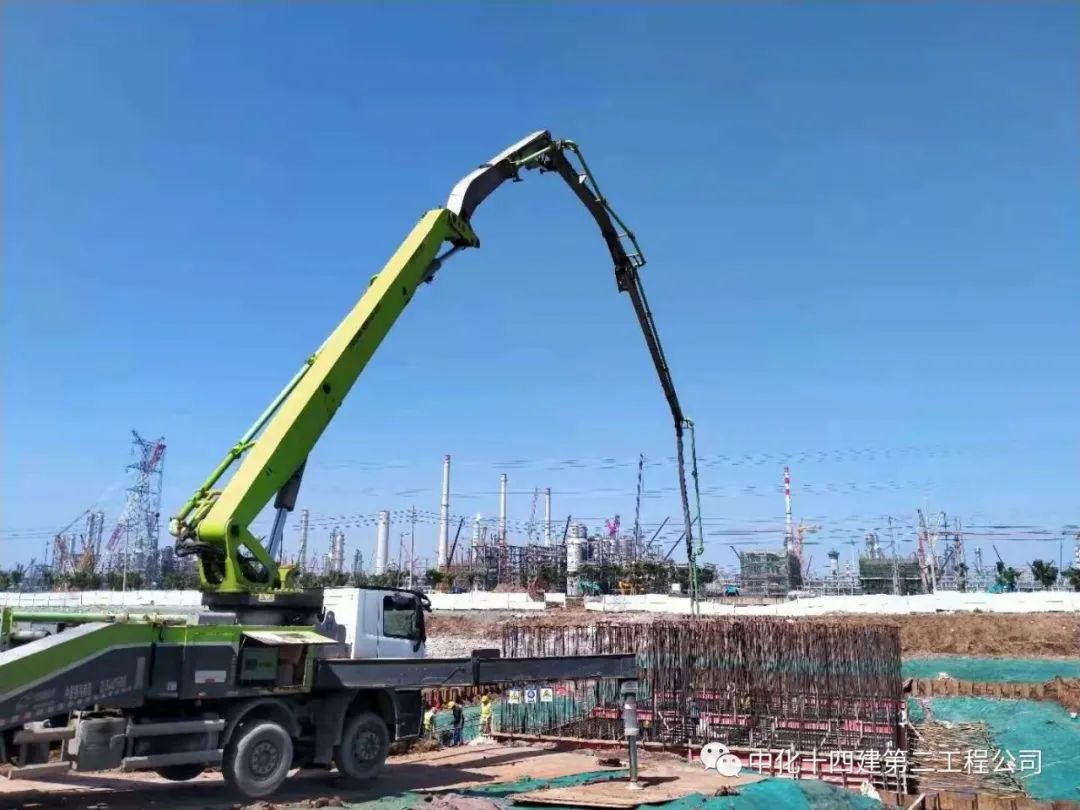 中聯重科混凝土輸送泵車澆築現場 - 連雲港石化產業基