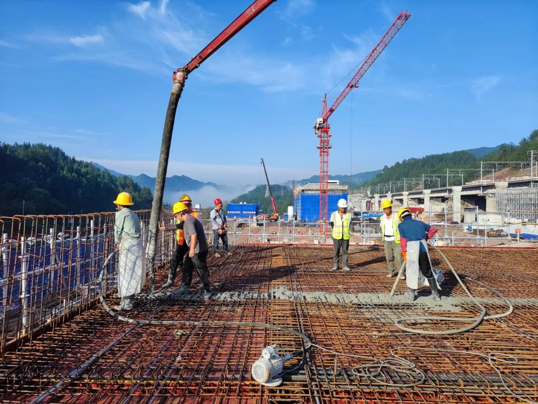 混凝土輸送泵車澆築現場 - 中鐵一局鐵建公司:渝利鐵路沙子站站房c區