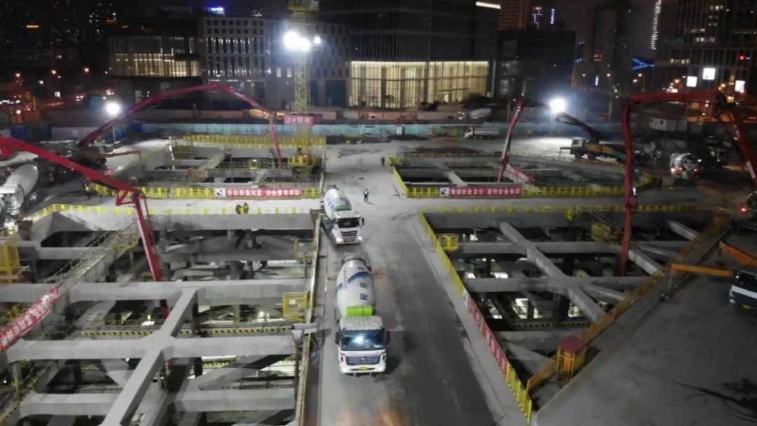 三一重工泵车、混凝土搅拌车浇筑现场 - 提篮桥街道(89#地块、上实中心项目)A区底板最后一次大体积砼浇筑收官 三一重工泵车、混凝土搅拌车浇筑现场 - 提篮桥街道(89#地块、上实中心项目)A区底板最后一次大体积砼浇筑收官