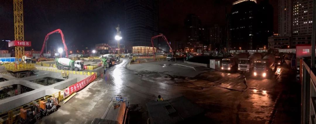 三一重工泵车、混凝土搅拌车浇筑现场 - 提篮桥街道(89#地块、上实中心项目)A区底板最后一次大体积砼浇筑收官 三一重工泵车、混凝土搅拌车浇筑现场 - 提篮桥街道(89#地块、上实中心项目)A区底板最后一次大体积砼浇筑收官