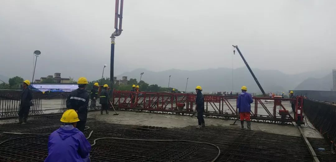 三一重工泵车浇筑现场 - 中交三公局千黄高速6标坪山分离式立交桥第11联现浇箱梁顶板砼浇筑 三一重工泵车浇筑现场 - 中交三公局千黄高速6标坪山分离式立交桥第11联现浇箱梁顶板砼浇筑