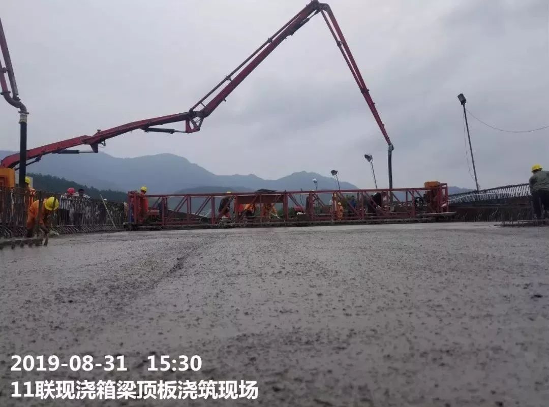 三一重工泵车浇筑现场 - 中交三公局千黄高速6标坪山分离式立交桥第11联现浇箱梁顶板砼浇筑 三一重工泵车浇筑现场 - 中交三公局千黄高速6标坪山分离式立交桥第11联现浇箱梁顶板砼浇筑