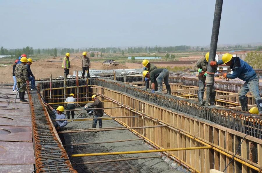 混凝土泵车浇筑现场 - 甘肃景中项目重点工程—新昌村大桥现浇箱梁