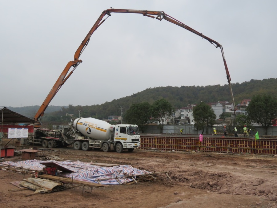 中联重科泵车,混凝土搅拌车浇筑现场 新昌工业园区基础设施工程昌盛