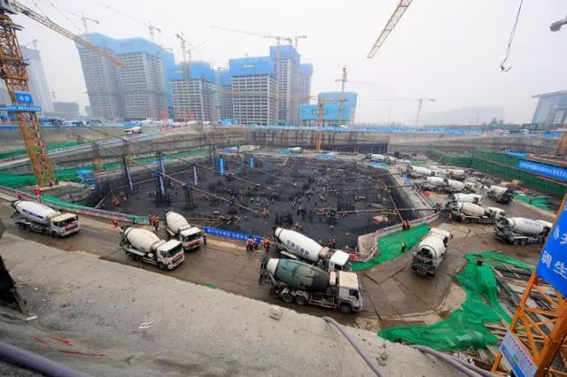 混凝土搅拌运输车浇筑现场 - 1200方/小时！中国国际丝路中心大厦项目筏板混凝土浇筑启动仪式