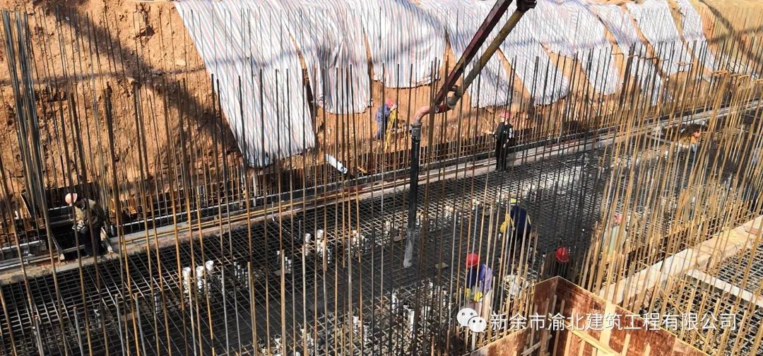 混凝土输送泵车浇筑现场 - 中冶新材新能源汽车用高牌号电工钢项目设备基础正式开始混凝土浇筑 混凝土输送泵车浇筑现场 - 中冶新材新能源汽车用高牌号电工钢项目设备基础正式开始混凝土浇筑