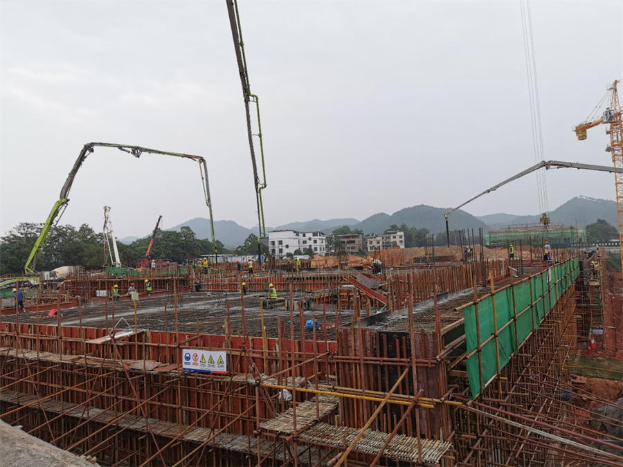 混凝土輸送泵車,混凝土攪拌運輸車澆築現場 - 中鐵二十四局福建公司