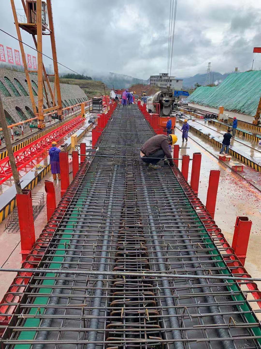 贵州大通路桥赫六t6合同段三工区t梁预制场首片t梁混凝土浇筑完成