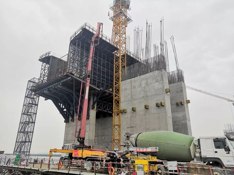中开高速公路银洲湖特大桥辅航道桥20号墩0-1号块底板混凝土浇筑完成