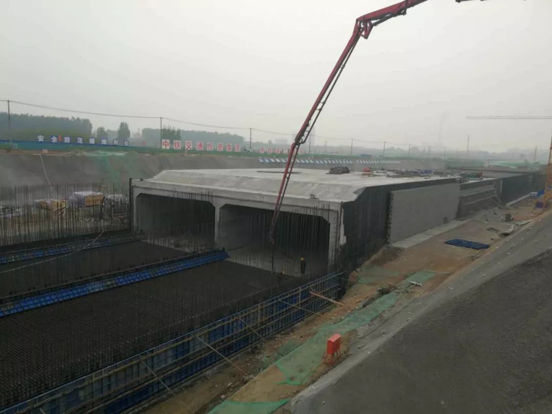 混凝土输送泵车浇筑现场 - 山西临汾规划三街项目部隧道JB17段K2+414-K2+350混凝土浇筑完成 混凝土输送泵车浇筑现场 - 山西临汾规划三街项目部隧道JB17段K2+414-K2+350混凝土浇筑完成