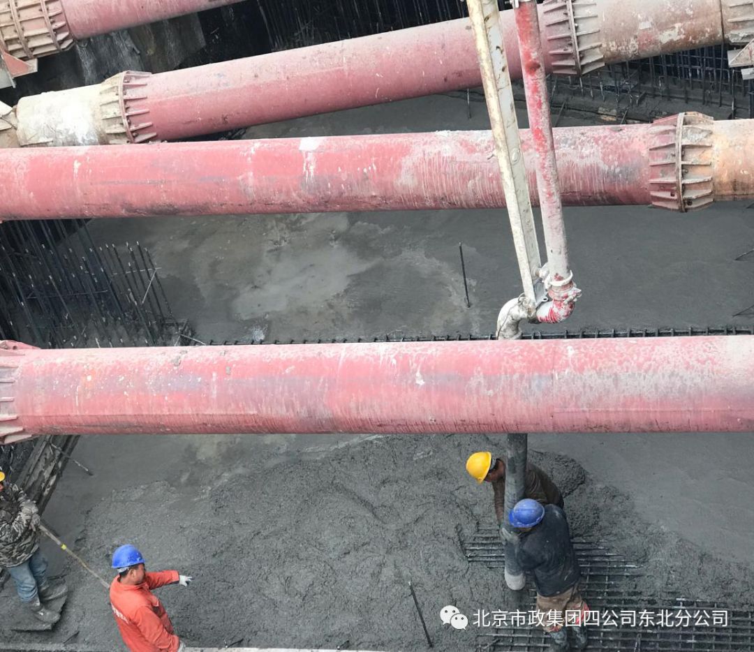 混凝土输送泵车浇筑现场 - 沈阳至铁岭城际铁路辽宁大学站新增出入口明挖段首段底板混凝土浇筑 混凝土输送泵车浇筑现场 - 沈阳至铁岭城际铁路辽宁大学站新增出入口明挖段首段底板混凝土浇筑