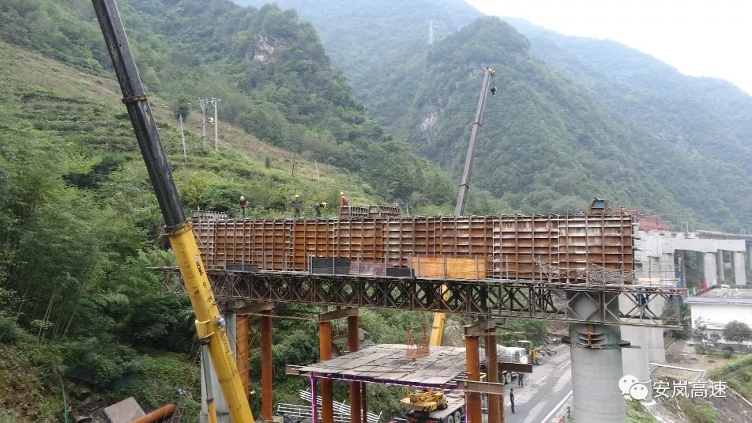 混凝土搅拌运输车浇筑现场 - 安岚高速:安岚8合同段跨线门架墩预应力盖梁全部混凝土浇筑完成 混凝土搅拌运输车浇筑现场 - 安岚高速:安岚8合同段跨线门架墩预应力盖梁全部混凝土浇筑完成