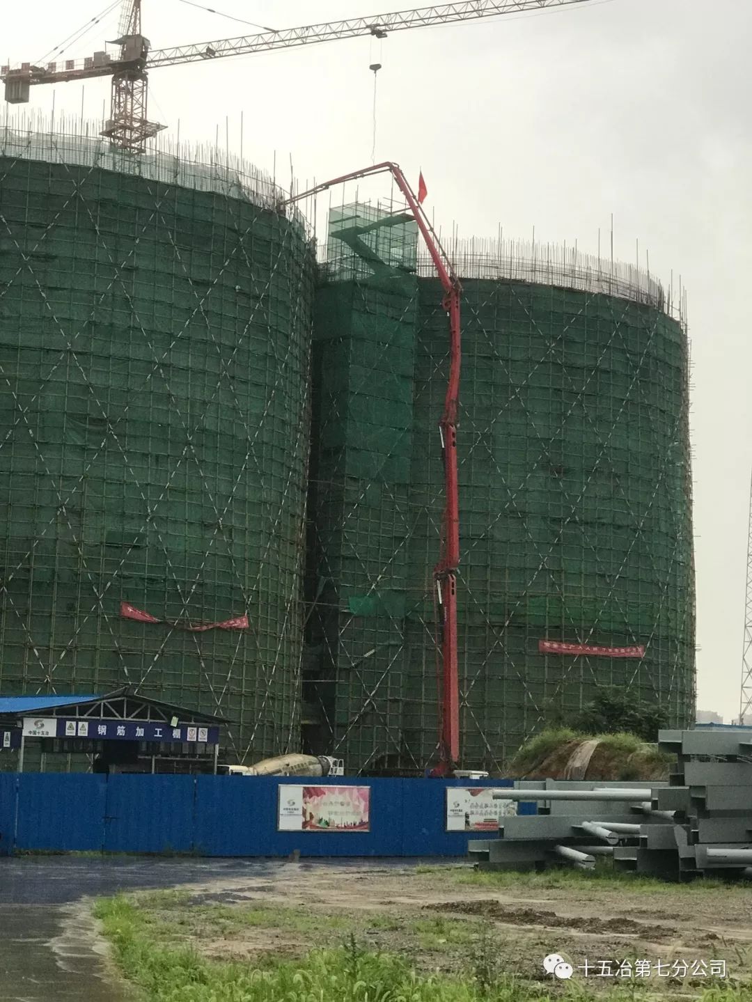 三一重工泵车、混凝土搅拌运输车浇筑现场 - 十五冶七公司唐山丰润电厂项目2号简仓37米层混凝土浇筑完成 三一重工泵车、混凝土搅拌运输车浇筑现场 - 十五冶七公司唐山丰润电厂项目2号简仓37米层混凝土浇筑完成