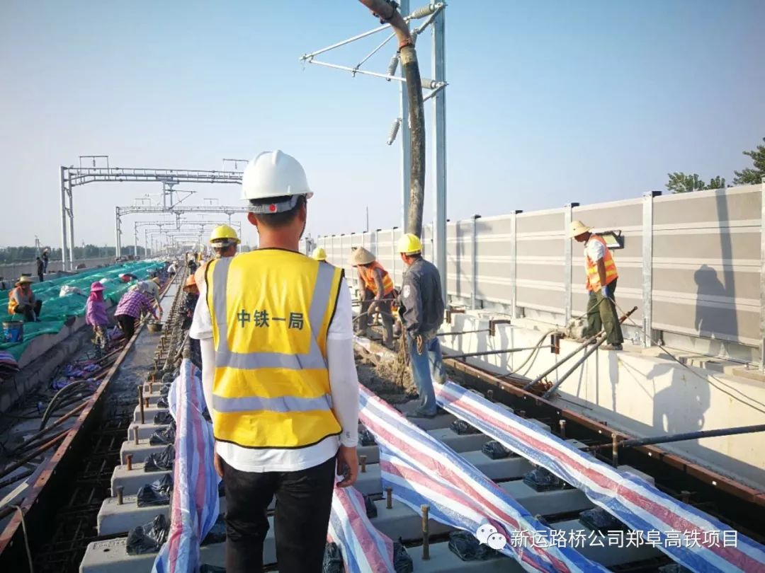 混凝土输送泵车浇筑现场 - 新运路桥公司郑阜高铁项目阜阳西站线路第2组42#道岔混凝土浇筑完成 混凝土输送泵车浇筑现场 - 新运路桥公司郑阜高铁项目阜阳西站线路第2组42#道岔混凝土浇筑完成