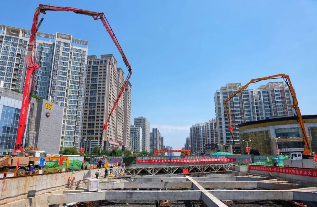 三一重工泵车浇筑现场 - 西安地铁六号线一期工程最后一座车站(科技六路站)封顶 三一重工泵车浇筑现场 - 西安地铁六号线一期工程最后一座车站(科技六路站)封顶