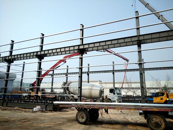 三一重工泵车、混凝土搅拌车浇筑现场 - 十五冶七公司山东潍柴项目消防水池顶板混凝土浇筑完毕 三一重工泵车、混凝土搅拌车浇筑现场 - 十五冶七公司山东潍柴项目消防水池顶板混凝土浇筑完毕
