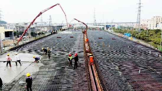 混凝土输送泵车浇筑现场 - 中铁十二局 广佛肇高速公路项目部主线桥第四联现浇梁混凝土浇筑完成 混凝土输送泵车浇筑现场 - 中铁十二局 广佛肇高速公路项目部主线桥第四联现浇梁混凝土浇筑完成