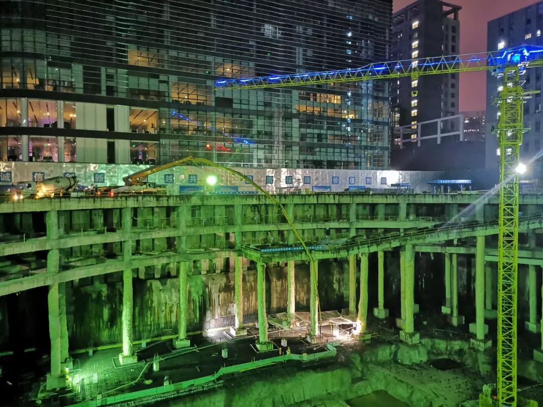 混凝土输送泵车、混凝土搅拌运输车浇筑现场 - 广东省深圳市罗湖区城脉中心总承包工程首块底板混凝土浇筑完成 混凝土输送泵车、混凝土搅拌运输车浇筑现场 - 广东省深圳市罗湖区城脉中心总承包工程首块底板混凝土浇筑完成