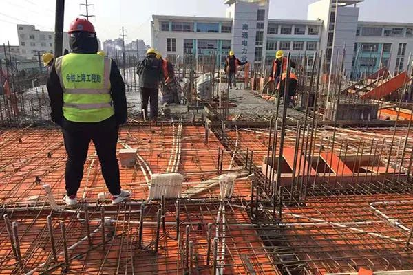 三一重工混凝土泵车浇筑砼现场 - 南通崇川金茂府项目二号楼地面三层