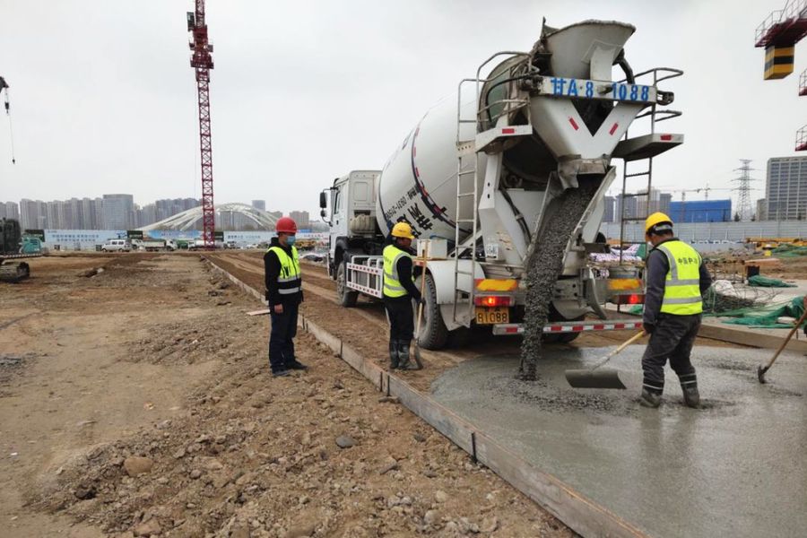 混凝土搅拌运输车浇筑现场 - 复工复产,甘肃建投商品混凝土有限公司