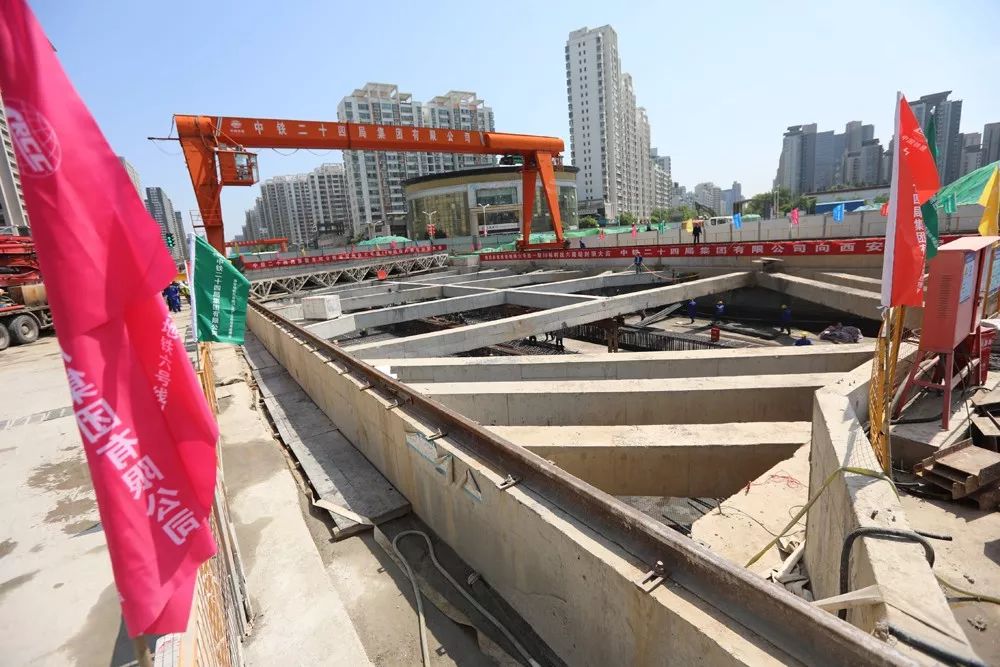 三一重工泵车浇筑现场 - 西安地铁六号线一期工程最后一座车站(科技六路站)封顶 三一重工泵车浇筑现场 - 西安地铁六号线一期工程最后一座车站(科技六路站)封顶