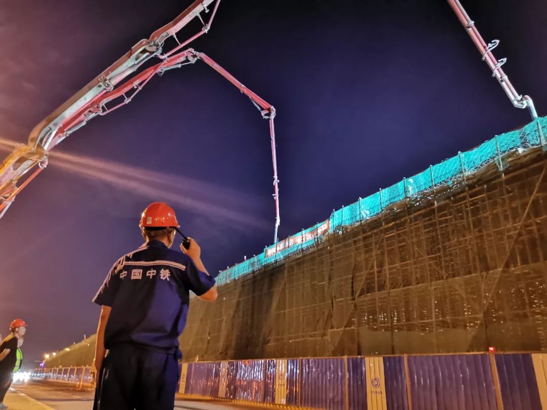 三一重工泵车浇筑现场 - 沈阳市快速路项目揽军路跨铁路转体桥工程首联现浇梁混凝土浇筑完成 三一重工泵车浇筑现场 - 沈阳市快速路项目揽军路跨铁路转体桥工程首联现浇梁混凝土浇筑完成