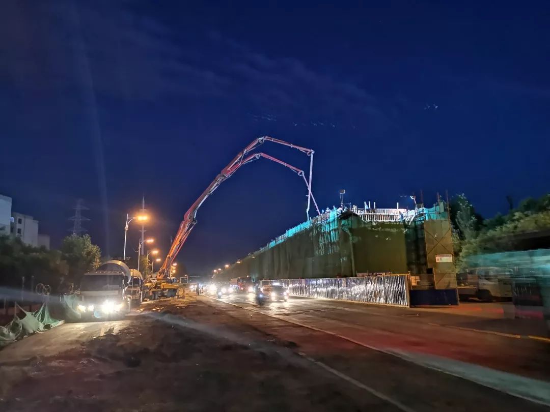 三一重工泵车、混凝土搅拌运输车浇筑现场 - 沈阳市快速路项目揽军路跨铁路转体桥工程首联现浇梁混凝土浇筑完成 三一重工泵车、混凝土搅拌运输车浇筑现场 - 沈阳市快速路项目揽军路跨铁路转体桥工程首联现浇梁混凝土浇筑完成