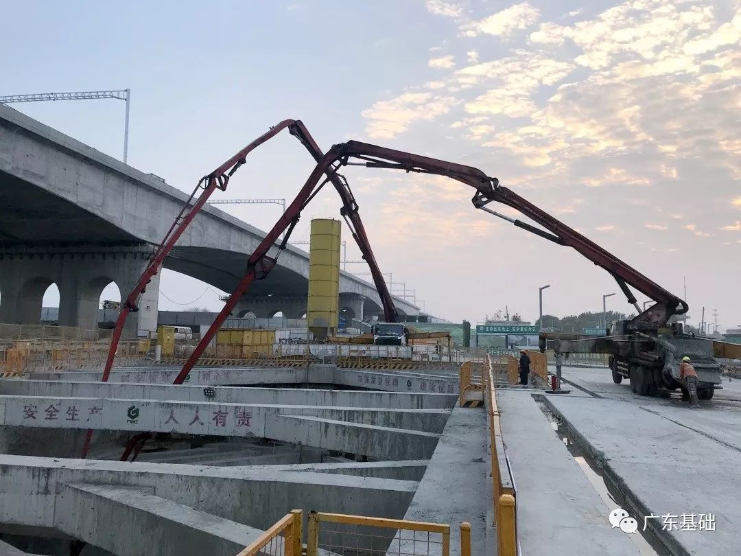 三一重工混凝土泵車澆築砼現場 - 廣東省佛山市地鐵三號線北滘站主體