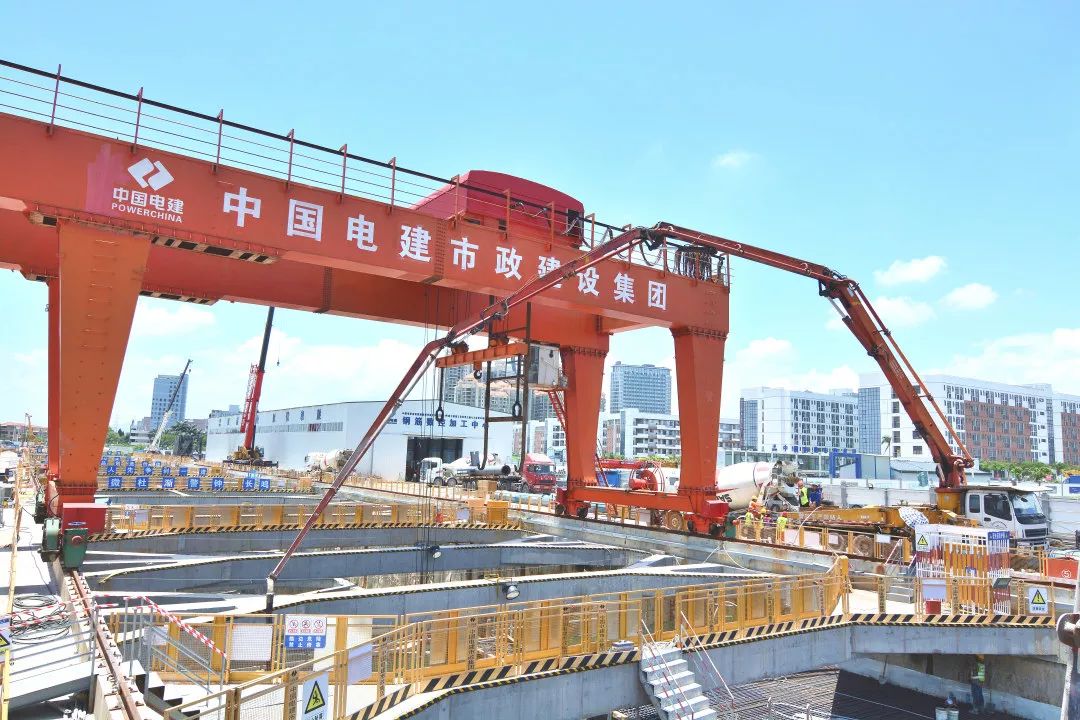 混凝土输送泵车、混凝土搅拌运输车浇筑现场 - 深圳地铁建设集团:地铁12号线海上田园东站首块顶板混凝土顺利浇筑 混凝土输送泵车、混凝土搅拌运输车浇筑现场 - 深圳地铁建设集团:地铁12号线海上田园东站首块顶板混凝土顺利浇筑