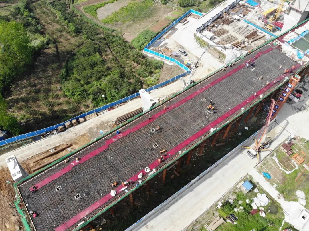 混凝土输送泵车浇筑现场 - 湖北省宜昌市伍家岗区长江大桥江南引桥首联箱梁混凝土浇筑完成 混凝土输送泵车浇筑现场 - 湖北省宜昌市伍家岗区长江大桥江南引桥首联箱梁混凝土浇筑完成