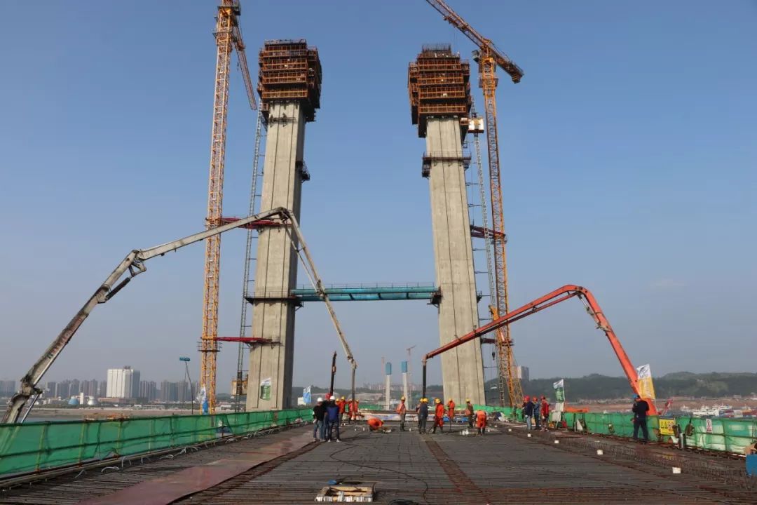 混凝土输送泵车浇筑现场 - 湖北省宜昌市伍家岗区长江大桥江南引桥首联箱梁混凝土浇筑完成 混凝土输送泵车浇筑现场 - 湖北省宜昌市伍家岗区长江大桥江南引桥首联箱梁混凝土浇筑完成
