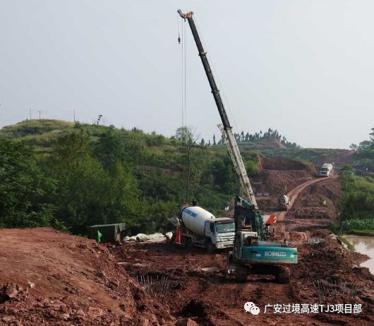 混凝土搅拌运输车浇筑 - 广安绕城TJ3合同段主线桥梁桩基工程全部混凝土浇筑完成 混凝土搅拌运输车浇筑 - 广安绕城TJ3合同段主线桥梁桩基工程全部混凝土浇筑完成