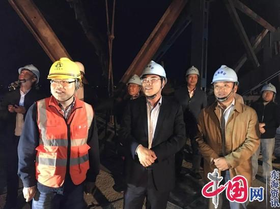 党委书记、局长王勇现场督查主桥合拢施工 - 江苏泰州兴化市长安北路乌巾荡特大桥主桥中跨合拢段混凝土浇筑完成 党委书记、局长王勇现场督查主桥合拢施工 - 江苏泰州兴化市长安北路乌巾荡特大桥主桥中跨合拢段混凝土浇筑完成
