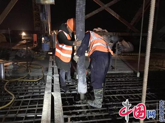 混凝土泵管浇筑现场 - 江苏泰州兴化市长安北路乌巾荡特大桥主桥中跨合拢段混凝土浇筑完成 混凝土泵管浇筑现场 - 江苏泰州兴化市长安北路乌巾荡特大桥主桥中跨合拢段混凝土浇筑完成