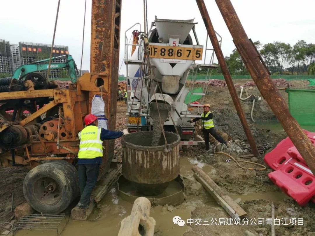混凝土搅拌运输车浇筑现场 - 成都青白江项目政府南路建设工程长流河中桥首根桩基混凝土浇筑完成 混凝土搅拌运输车浇筑现场 - 成都青白江项目政府南路建设工程长流河中桥首根桩基混凝土浇筑完成