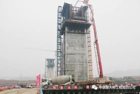 三一重工泵车、混凝土搅拌车浇筑现场 - 中铁建大桥四公司张吉怀项目下垄舞水特大桥45#墩0号块混凝土浇筑完成 三一重工泵车、混凝土搅拌车浇筑现场 - 中铁建大桥四公司张吉怀项目下垄舞水特大桥45#墩0号块混凝土浇筑完成
