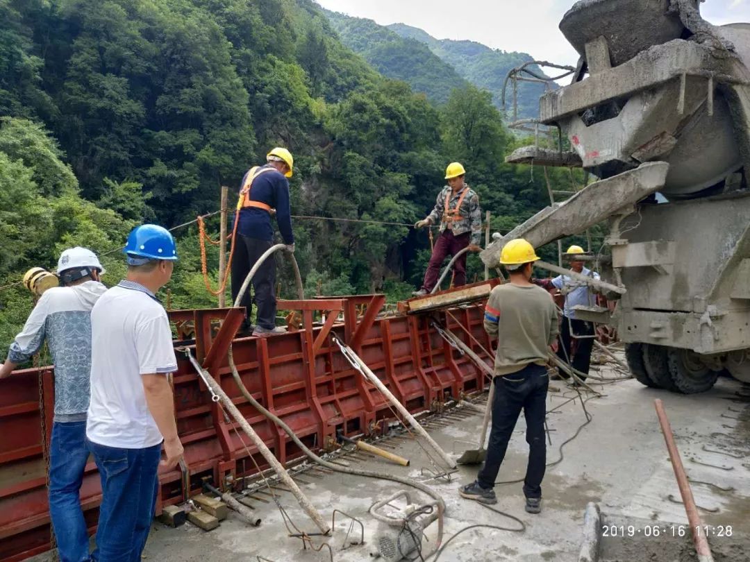 混凝土搅拌运输车浇筑现场 - 西镇XZ-09合同段鱼泉泾洋河特大桥首件防撞护栏混凝土浇筑完成 混凝土搅拌运输车浇筑现场 - 西镇XZ-09合同段鱼泉泾洋河特大桥首件防撞护栏混凝土浇筑完成