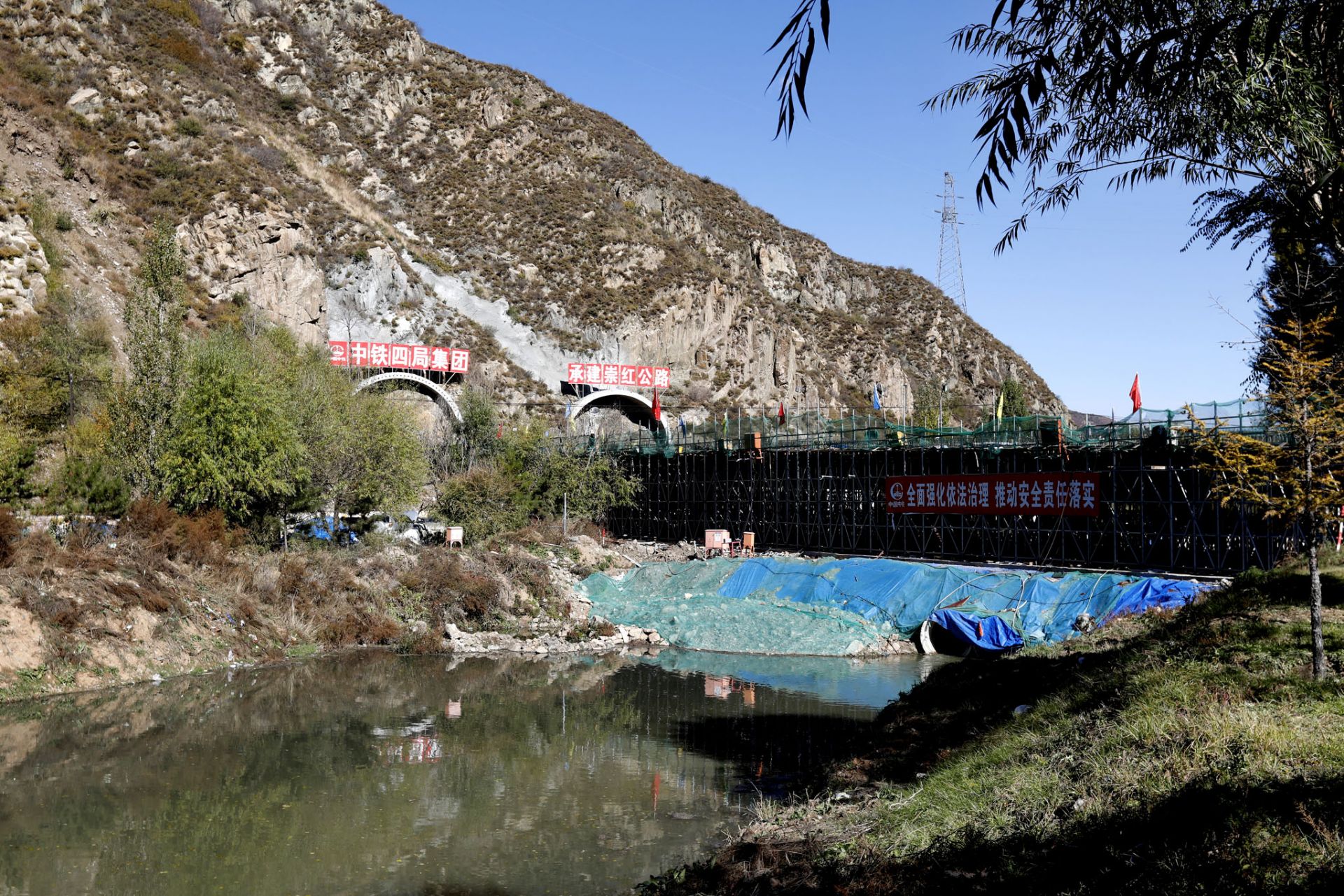 10月7日上午拍摄的刚浇筑完的黑山湾大桥 - 崇(崇礼城区)红(红旗营乡)公路项目部黑山湾大桥首个现浇梁成功浇筑 10月7日上午拍摄的刚浇筑完的黑山湾大桥 - 崇(崇礼城区)红(红旗营乡)公路项目部黑山湾大桥首个现浇梁成功浇筑