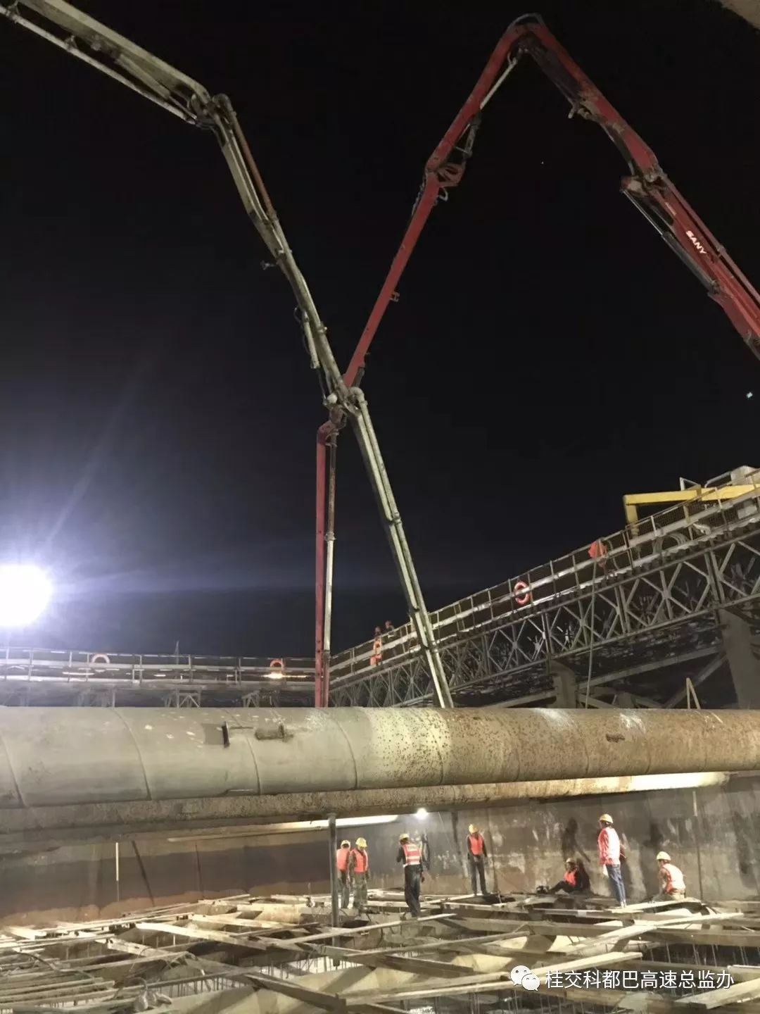 混凝土输送泵车、混凝土搅拌运输车浇筑现场 - 贺州至巴马高速公路(都安至巴马段)主线红水河特大桥承台浇筑混凝土 混凝土输送泵车、混凝土搅拌运输车浇筑现场 - 贺州至巴马高速公路(都安至巴马段)主线红水河特大桥承台浇筑混凝土