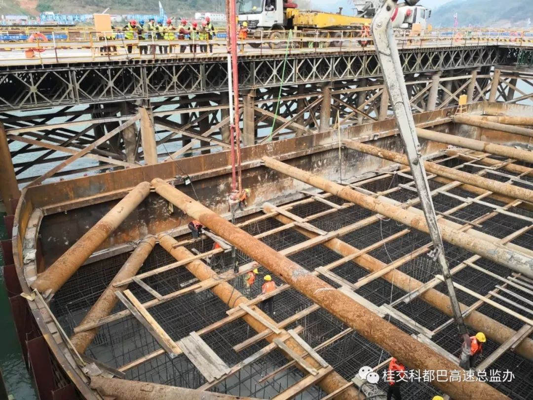 混凝土输送泵车、混凝土搅拌运输车浇筑现场 - 贺州至巴马高速公路(都安至巴马段)主线红水河特大桥承台浇筑混凝土 混凝土输送泵车、混凝土搅拌运输车浇筑现场 - 贺州至巴马高速公路(都安至巴马段)主线红水河特大桥承台浇筑混凝土