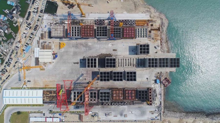 厦门港古雷港区古雷南1519泊位首个整件a型沉箱混凝土浇筑完成